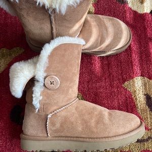 TAN UGGS WITH BUTTONS
